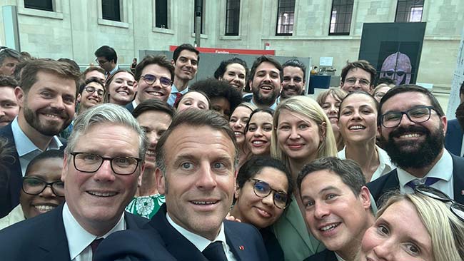 selfie Young Leaders - Emmanuel Macron - Keir Starmer. selfie Young Leaders - Emmanuel Macron - Keir Starmer.